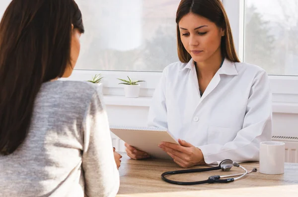 Patient qui consulte un médecin — Photo