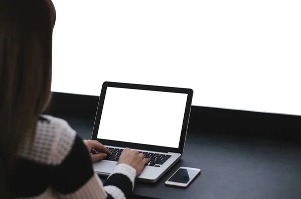 Menina trabalhando no laptop com tela branca — Fotografia de Stock
