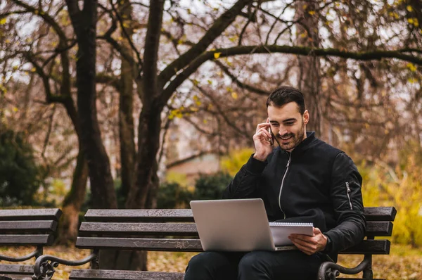 yakışıklı bir adam onun laptop üzerinde çalışma 