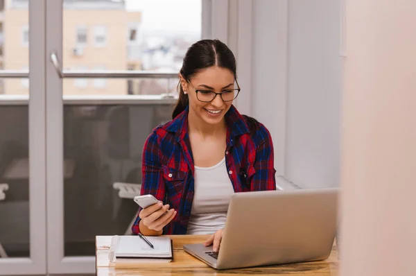 Business girl avec ordinateur portable — Photo