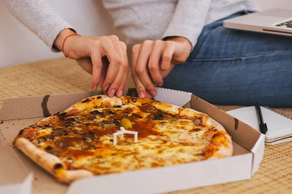 Tomando rebanada de sabrosa pizza de cerca —  Fotos de Stock