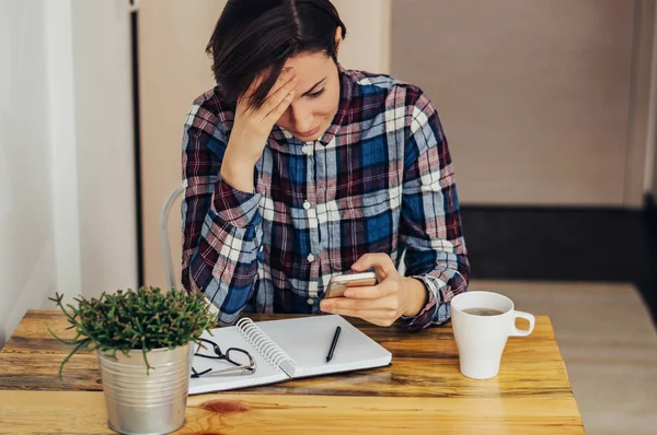 Yorgun işkadını bir istemciye konuşuyor 