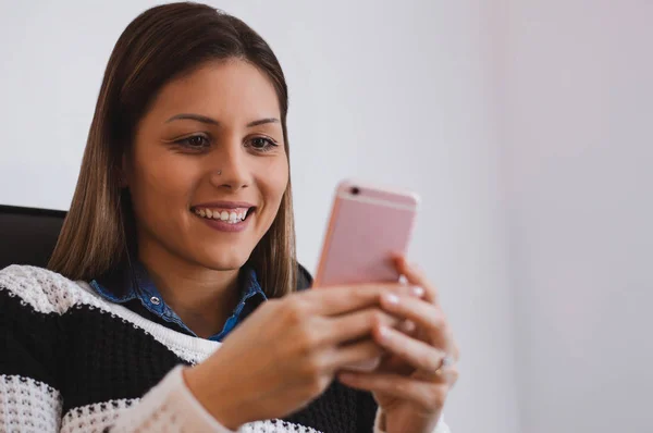 Jovem mulher usando seu telefone inteligente — Fotografia de Stock