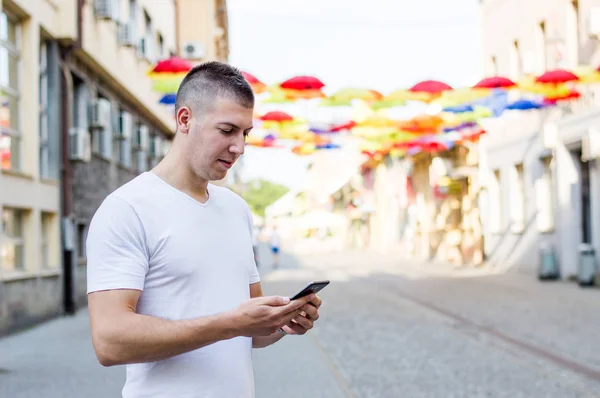 Hombre comprobando teléfono — Foto de Stock