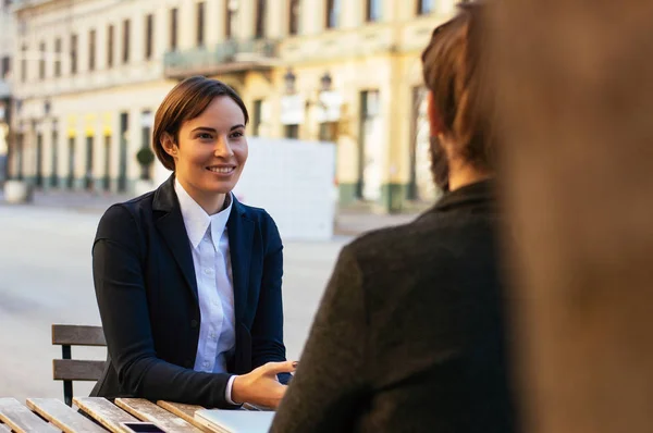 Gruppe von Geschäftsleuten diskutiert Ideen — Stockfoto