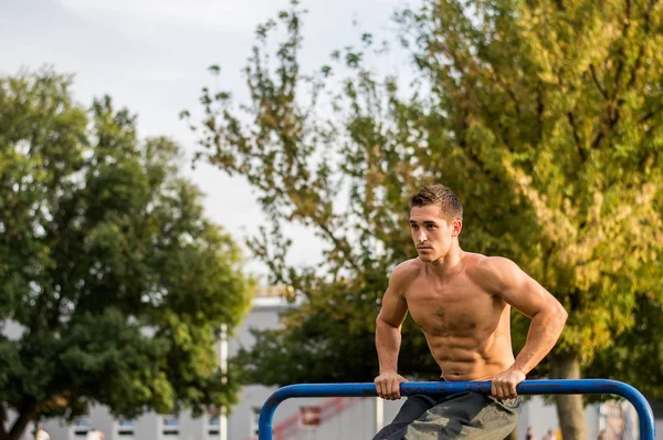 Çalışmaları yapan genç atletik erkek. — Stok fotoğraf