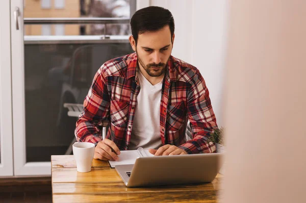  sakallı adam bilgisayar ile çalışma