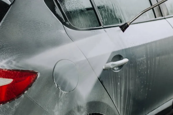 Pulizia auto utilizzando acqua pressione . — Foto Stock