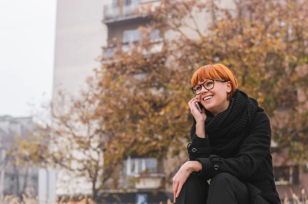 Señora hablando por teléfono móvil — Foto de Stock