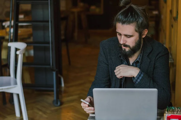 Hombre usando el teléfono inteligente — Foto de Stock