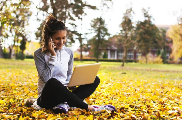 Young girl with laptop in park — Stock Photo, Image
