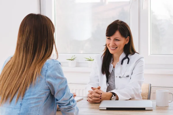 Médecin et patient discutent — Photo