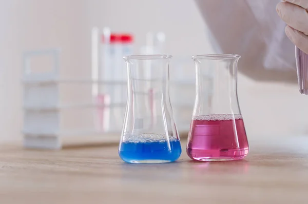 Kemist och laboratorium vätska — Stockfoto