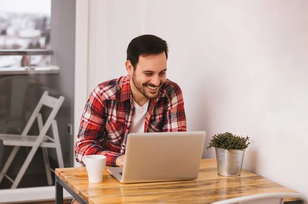 Hombre guapo trabajando en una computadora —  Fotos de Stock