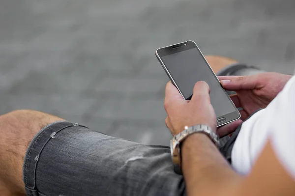 Man som använder mobiltelefon — Stockfoto