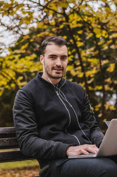 Hombre guapo trabajando en su portátil — Foto de Stock