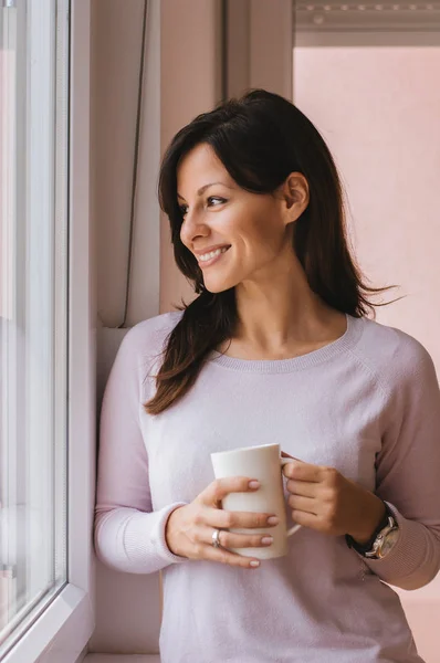 Красивая женщина пьет утренний кофе . — стоковое фото