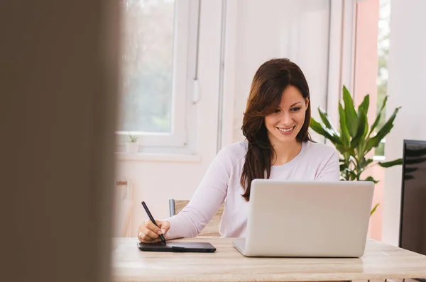 Kvinna som arbetar från hennes hemmakontor. — Stockfoto