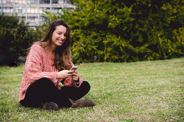 Joven morena mujer con teléfono — Foto de Stock