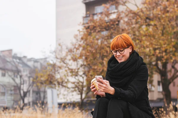 Bir arkadaşım için bekleyen kız