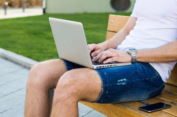 Sokakta çalışan bir adam.