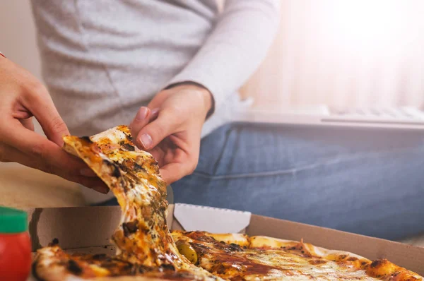 Hand nemen en pizza — Stockfoto