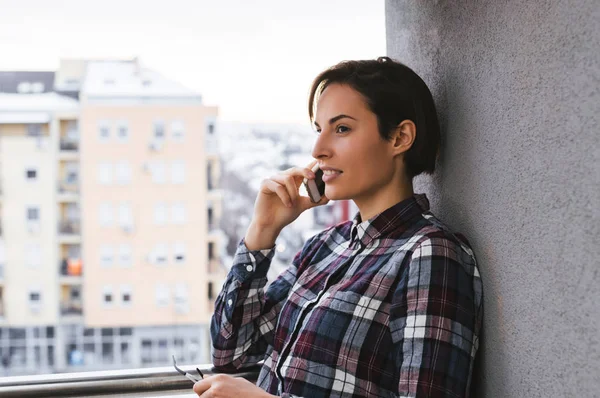 Girl talking on the phone — Stock Photo, Image