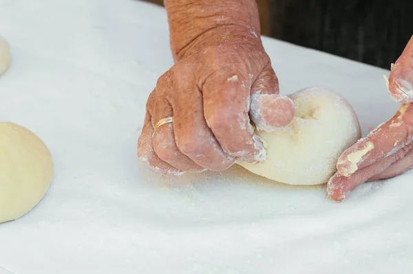 Nagymama kézzel gyúrjuk a tésztát — Stock Fotó