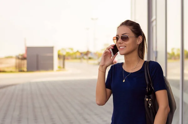 Mulher falando no telefone móvel — Fotografia de Stock