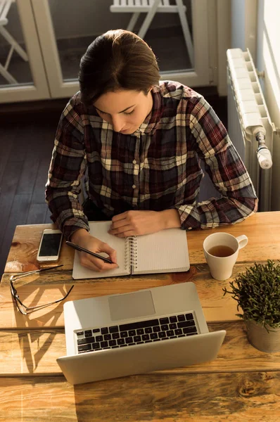 Jungunternehmerin arbeitet — Stockfoto