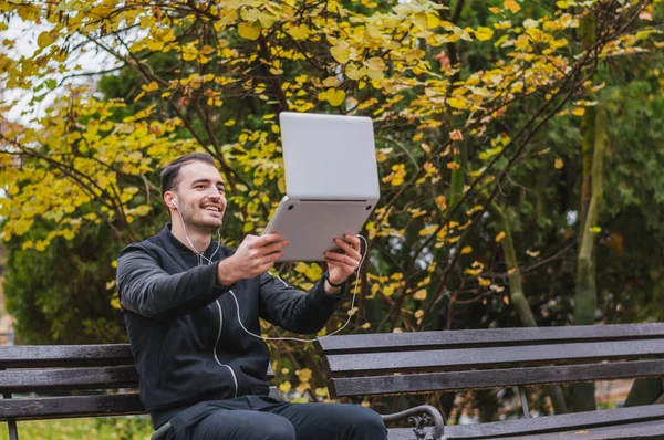 Hombre mostrando alrededor en vídeo conversación — Foto de Stock