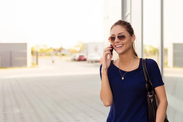 Señora hablando en el teléfono móvil — Foto de Stock