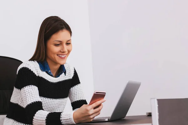 Mulheres de negócios usando telefone inteligente — Fotografia de Stock