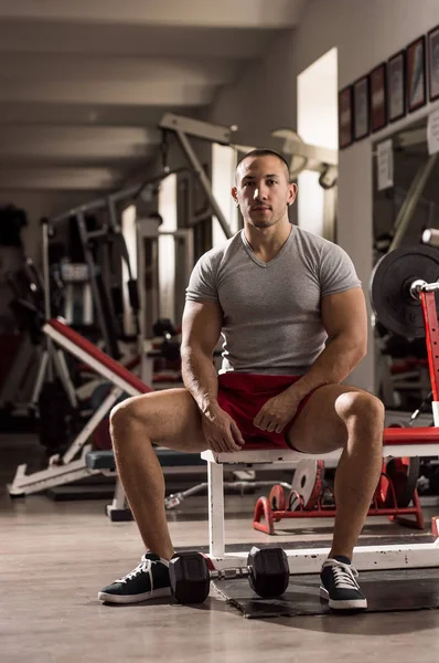 Muž v tělocvičně, připraven na trénink — Stock fotografie