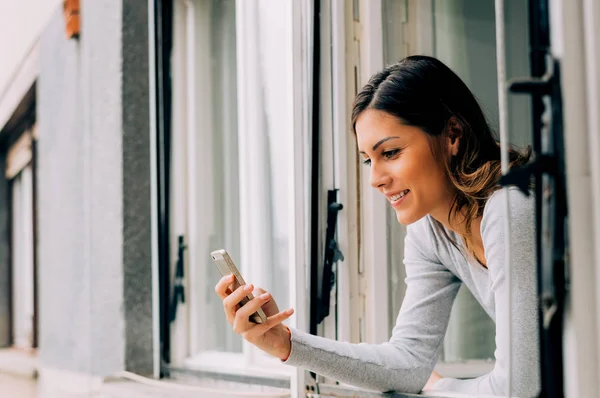 Menina verificando seu telefone — Fotografia de Stock