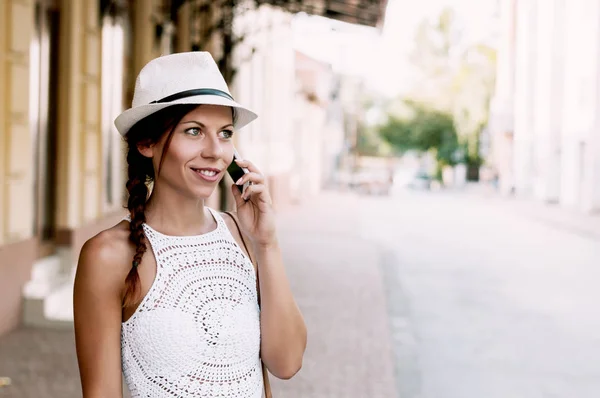 Mujer hablando por teléfono al aire libre — Foto de Stock