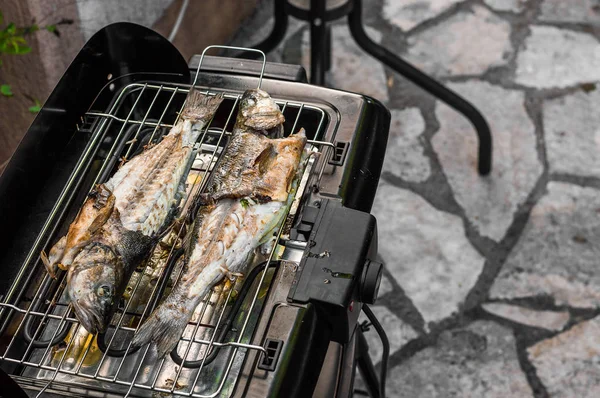 Smaczne ryby grillowanie — Zdjęcie stockowe