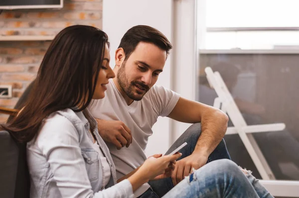 Chica mostrando mensajes novio — Foto de Stock