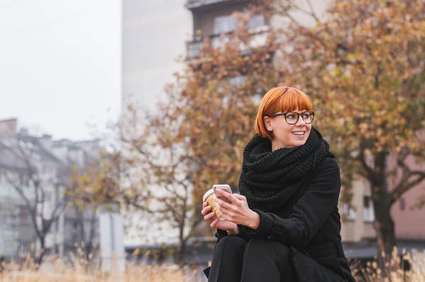 Girl waiting for a friend — Stock Photo, Image