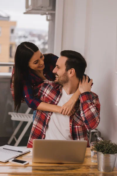 Hermosa pareja amorosa disfrutando . — Foto de Stock