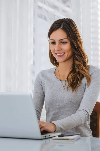 Evden çalışan kadın.