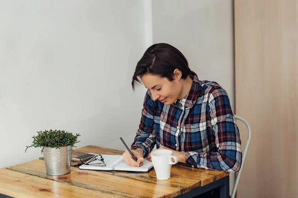 kadın bir günlüğe yazma