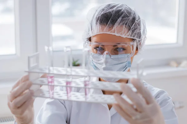 Forskare håller laboratoriet tube — Stockfoto