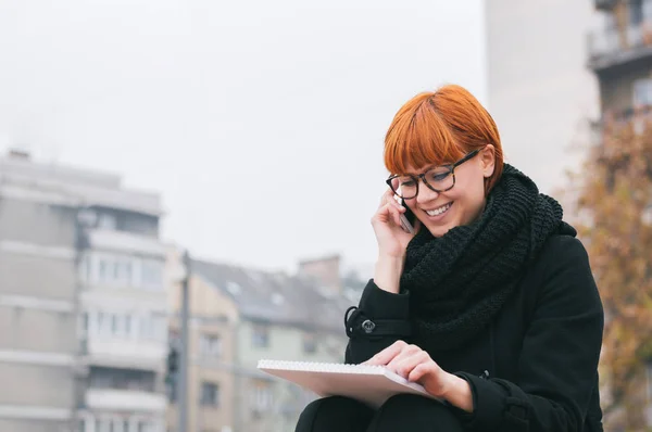 D vrouw op haar mobiele telefoon — Stockfoto