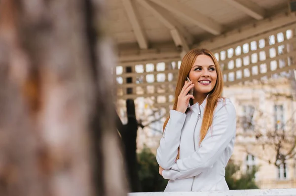 Young woman talking on mobile phone — Stock Photo, Image