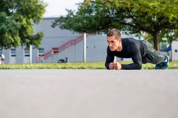 Allenamento dell'uomo nella soleggiata giornata autunnale . — Foto Stock