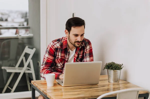 Barbudo sentado en el lugar de trabajo — Foto de Stock