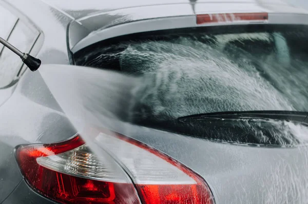 Pulizia auto utilizzando acqua pressione . — Foto Stock