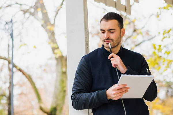 Hombre tomando nota . — Foto de Stock