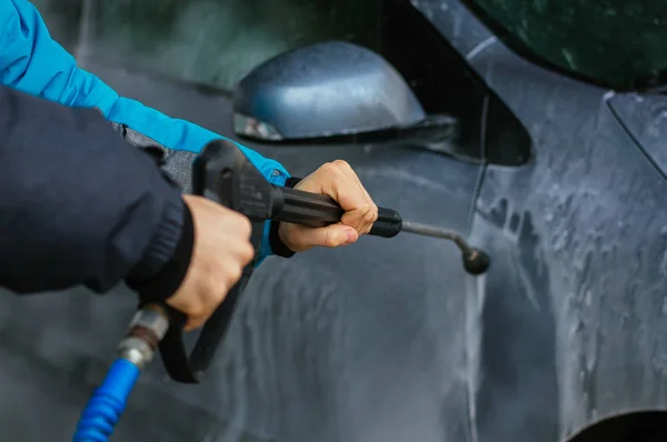 Pulizia auto utilizzando acqua pressione . — Foto Stock